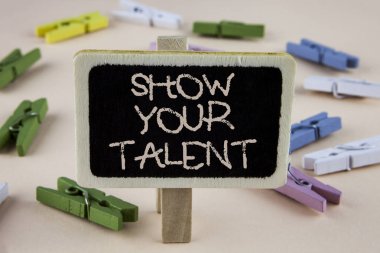 Your Talent Show gösterilen yazma kavramsal el. İş fotoğraf vitrine ahşap hakları Kurulu düz arka plan üzerinde ahşap klipleri yazılı Kişisel Beceri yetenek bilgi yetenek göstermek
