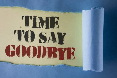Zaman için Say Goodbye gösterilen not yazma. Ayrılık anı bırakarak ayrılık elveda dilek gözyaşı katlanan kağıt altında düz beyaz arka plan üzerinde yazılı biten vitrine iş fotoğraf.