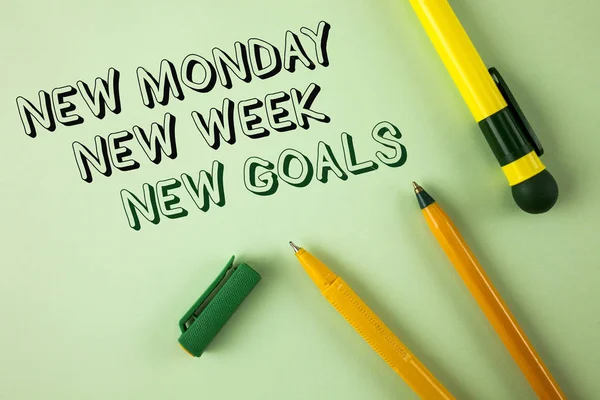 Ordet skriva text nya måndag ny vecka nya mål. Affärsidé för nästa vecka resolutioner att göra-lista mål mål skrivs på Plain grön bakgrund pennor bredvid den. — Stockfoto