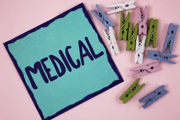 Handskrift text skriver Medical. Begreppet mening relaterade till vetenskap medicin behandling för sjukdom eller skador på fästis papper på plain rosa bakgrund trä klipp bredvid den. — Stockfoto
