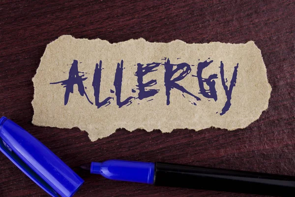 Tulisan tangan teks Allergy. Konsep yang berarti kerusakan imunitas karena hipersensitivitas mendapatkannya didiagnosa tertulis pada kertas Kardus Air Mata pada latar belakang kayu Penanda di sebelahnya . — Stok Foto