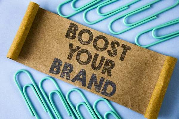 Signe texte montrant Boost Your Brand. Photo conceptuelle améliorer le nom de vos modèles dans votre domaine vaincre les concurrents écrits sur papier carton plié sur fond bleu uni dans Paper Pins . — Photo