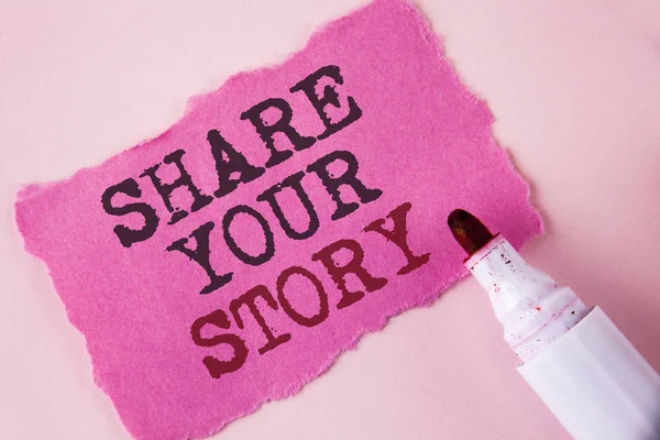 字写文字分享你的故事。讲述个人体验的商业概念谈论自己的故事写在眼泪粉红色粘纸条上粉红色的背景标记旁边. — 图库照片