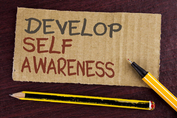 Текстовый знак, показывающий развитие самопознания. Концептуальные фото улучшить ваши Информации об окружающих событиях, написанные на картонной части на деревянном фоне Led Pen и карандаш рядом с ним
.