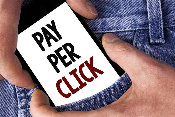 Word Pay Per Click tekst schrijven. Businessconcept voor krijg geld van bezoekers advertenties reclame Seo Marketing geschreven op mobiele telefoon bedrijf door man op de achtergrond van de Jeans. — Stockfoto