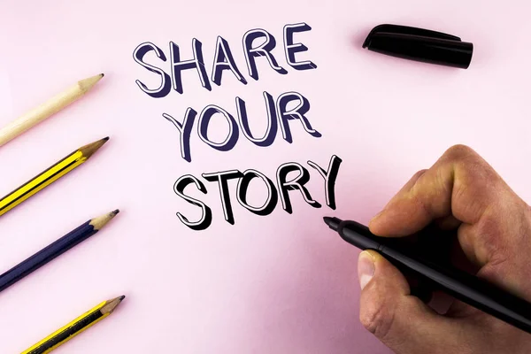 Word pisanie tekstu Share Your Story. Koncepcja biznesowa dla Tell osobiste doświadczenia mówić o sobie opowiadanie napisane przez człowieka na tle zwykłego przechowywania ołówków znacznik obok niego. — Zdjęcie stockowe