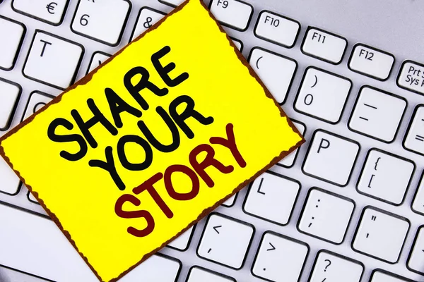 手写文字共享您的故事。概念意义告诉个人经历谈论自己的故事写在黄色粘纸条纸放在笔记本电脑上. — 图库照片