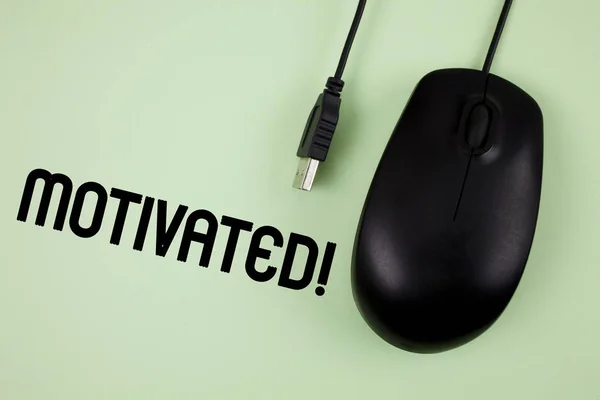 Texto de escrita de palavras Motivated Motivational Call. Conceito de negócio para Willing to do something Inspired Confident escrito em fundo simples Black Mouse ao lado dele . — Fotografia de Stock