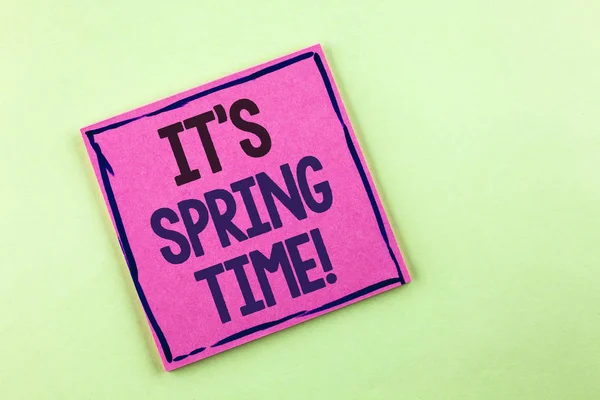 Textzeichen, die darauf hinweisen, dass es Frühling ist. konzeptionelle Foto-Monat mit tollem Wetter sonnigen Blumen auf rosa Klebepapier auf dem schlichten Hintergrund geschrieben. — Stockfoto