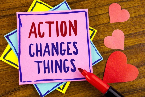 Scrittura a mano concettuale che mostra Action Changes Things. Business foto testo fare qualcosa è come catena Migliorare i riflessi scritti su carta appiccicoso nota su sfondo di legno Marcatore e cuori — Foto Stock