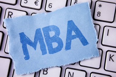 Word metin yazma Mba. İş kavramı ana işletme peşin derecesi sonra üniversite gözyaşı yapışkan not kağıt parçası üzerinde yazılı çalışmaları için beyaz klavyede yerleştirilir. Üstten Görünüm.