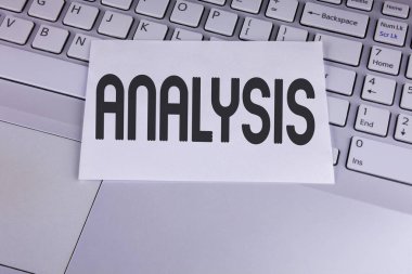 Kavramsal el analiz gösterilen yazma. Beyaz yapışkan not kağıdına yazılmış yeni Web sitesi büyüme gelişimi için stratejik analitik planları vitrine iş Fotoğraf Laptop yerleştirilir.