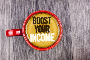 Boost Your gelir gösterilen not yazma. İş fotoğraf vitrine senin ödeme Freelancing kısmı zamanlı iş gri ahşap arka plan üzerinde kırmızı Kupası kahve yazılı geliştirmek geliştirmek. Üstten Görünüm.