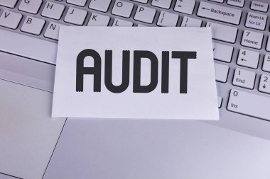 Kavramsal el denetim gösterilen yazma. İş yerel şirket denetçileri gerçekleştirin onların mali soruşturma her yıl yazılı beyaz yapışkan not kağıdına fotoğraf vitrine Laptop yerleştirilir.