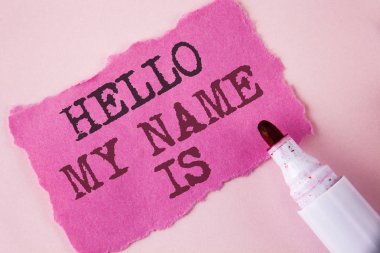 Birisi pembe arka plan Marker yanında gözyaşı pembe yapışkan not kağıdına yazılı yeni giriş röportaj tanıtımı toplantı için metin Merhaba My adı şu ki iş kavramı yazma Word.