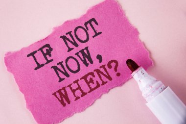 Word metin Eğer değil şimdi ne zaman soru yazma. Pembe arka plan Marker yanında gözyaşı pembe yapışkan not kağıdına yazılı liste yapmak için zaman koyarak planı hakkında sorduğun için iş kavramı.