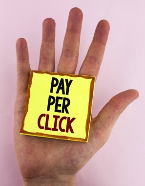 Word metin Pay Per Click yazma. Düz arka plan yandan iş kavramı reklamlar Reklam Seo pazarlama yapışkan not kağıdına yazılı ziyaretçilerden para almak için yerleştirilen.
