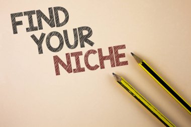 Sizin niş bulmak gösterilen not yazma. Arama alanı seçim karar eğitimin yanında düz arka plan kalemler üzerinde yazılı iş için vitrine iş fotoğraf.