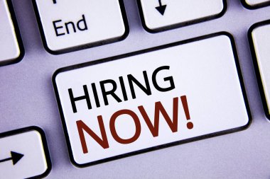 İşe şimdi motivasyon arama yazma el yazısı metin. İşgücü istedim yeni çalışanlar beyaz klavye anahtar üzerinde kopya alanı ile yazılı işe alım anlam kavramı. Üstten Görünüm.