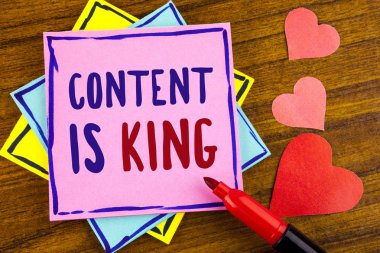 İçerik kral olduğunu gösteren yazılı kavramsal el. İş fotoğraf metin makaleleri veya mesaj reklam başarı ahşap arka plan Marker ve kalpleri yapışkan not kağıdına yazılı garanti edemez