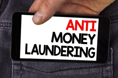 Anti Monay yaptırdığını gösterilen not yazma. İş projeleri uzak kirli para ve cep telefonu tarafından adam kot arka planda tutarak ekran üzerinde yazılı temizlemek için giren fotoğraf vitrine.