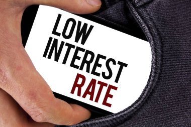 El yazısı metin düşük faiz oranı. Akıllıca para Kaydet daha az oranları daha yüksek kot arka taraftan nezarete mobil ekran üzerinde yazılı Yönet anlam kavramı.