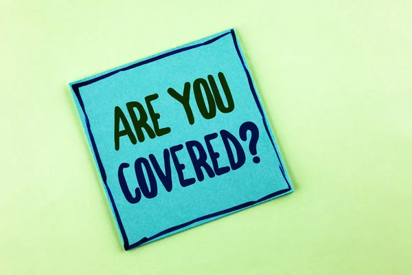 Scrivere a mano concettuale mostrando Are You Covered Question. Business foto in mostra chiedendo su di te assicurazione stato di salute scritto su Sticky Note Paper sullo sfondo normale . — Foto Stock