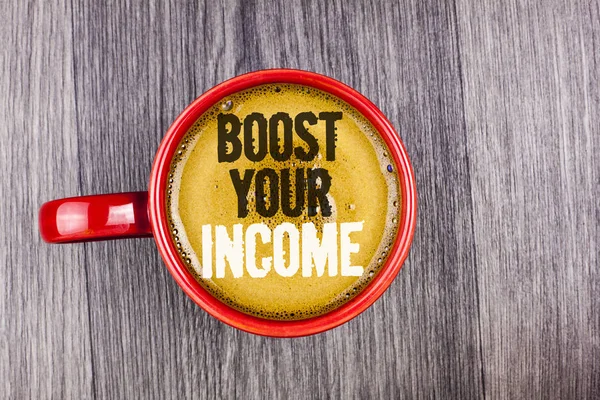 Schreiben Sie eine Notiz, die Ihr Einkommen steigert. Business-Foto, das Ihre Bezahlung als freiberuflicher Teilzeitjobber verbessert, steht auf Kaffee in roter Tasse auf grauem Holzhintergrund geschrieben. Ansicht von oben. — Stockfoto
