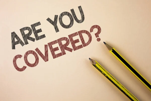 Scrivere una nota che mostri "Are You Covered Question". Business foto in mostra chiedendo su di voi assicurazione stato di salute scritto su sfondo chiaro matite accanto ad esso . — Foto Stock