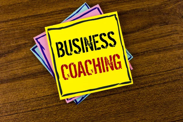 Nota di scrittura che mostra Business Coaching. Business photo showcase consulting expert your field Miglioramento dell'esperienza scritta su Yellow Sticky Note Paper sullo sfondo in legno . — Foto Stock