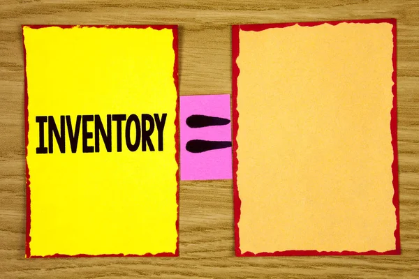 Scrierea conceptuală a mâinilor care arată inventarul. Textul foto de afaceri Lista completă de articole, cum ar fi produse bunuri în proprietățile stoc scrise pe hârtie Sticky Notă pe fundal din lemn Equation Space . — Fotografie, imagine de stoc