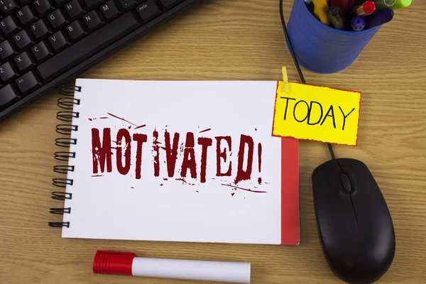 Texto de escrita de palavras Motivated Motivational Call. Conceito de negócio para Willing to do something Inspired Confident escrito em Noteoad em fundo de madeira Hoje Marker Mouse Keyboard ao lado dele . — Fotografia de Stock