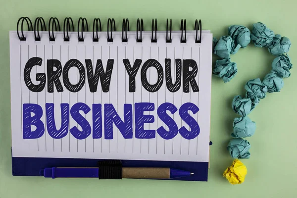 写笔记显示你的业务增长。商业照片展示改善你的工作放大公司克服在笔记本上写在普通背景笔旁边的竞争对手要求. — 图库照片