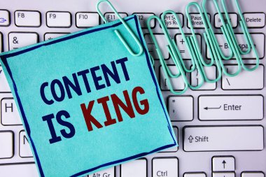 Word metin içerik kralı olduğunu yazma. İş kavramı makaleler veya mesaj için yapışkan not kağıdına yazılı reklam yanında beyaz klavye kağıt çivi üzerine yerleştirilen başarı garanti edemez.