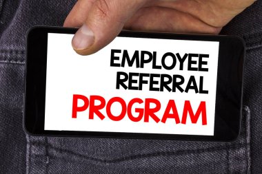 Çalışan yönlendirme programı gösterilen not yazma. Fotoğraf vitrine strateji iş teşvik İşverenler aracılığıyla cep telefonu tarafından adam kot arka planda tutarak ekran üzerinde yazılı ödüller.