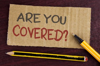 Are sen kaplı soru gösterilen metin işareti. Kavramsal fotoğraf karton parçası üzerinde ahşap arka plan üzerinde Led kalem ve kurşun kalem yanındaki yazılı bildirimi sigorta sağlık hakkında soran.