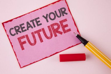 Your geleceği oluşturmak gösterilen metin işareti. Kavramsal fotoğraf kariyer hedefleri hedefler geliştirme planları öğrenme yazılı düz arka plan kalem yanındaki pembe bir yapışkan not kağıdına ayarlayın.