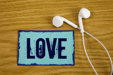 Sevgi gösteren not yazma. Yoğun duygu derin sevgi romantik cinsel eki ahşap arka plan Handsfree yanında üzerinde yapışkan not kağıdına yazılı ilişki vitrine iş fotoğraf.