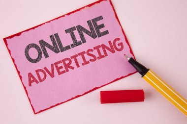 Online reklam gösterilen metin işareti. Kavramsal fotoğraf Web sitesi reklamları elektronik düz arka plan kalem yanındaki pembe bir yapışkan not kağıdına yazılı Seo ulaşan pazarlama kampanyaları.
