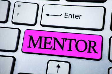 Akıl hocası gösterilen metin işareti. Kavramsal fotoğraf bir daha genç daha az deneyimli beyaz klavye pembe anahtarını düğmesinde kopya alanı ile yazılı için tavsiye ya da destek veren kişi. Üstten Görünüm.