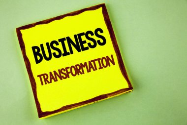 İş dönüşüm gösterilen not yazma. Düz arka plan sarı yapışkan not kağıdına yazılı yükseltme şirketin ve tel değişimler yapma vitrine iş fotoğraf.