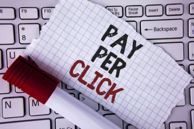 Kavramsal el Pay Per Click gösterilen yazma. İş fotoğraf metin reklamlar Reklam Seo pazarlama yanında Laptop Marker yerleştirilen gözyaşı defter kağıt üzerinde yazılı ziyaretçilerden para almak.