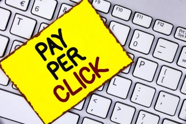 El yazısı metin tıklama başına ödeme. Reklamlar Reklam Seo pazarlama sarı yapışkan not Laptop yerleştirilen kağıt üzerinde yazılı ziyaretçilerden para almak anlam kavramı.