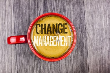 Değişim yönetimi gösterilen not yazma. İş fotoğraf vitrine Değiştir idareden veya insanlar sorumlu gri ahşap arka plan üzerinde kırmızı Kupası kahve yazılı değiştirme. Üstten Görünüm.