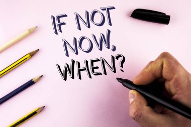 Word metin Eğer değil şimdi ne zaman soru yazma. Düz arka plan yanında Marker Kalem tutan adam tarafından yazıldı listesi yapmak için zaman koyarak planı hakkında sorduğun için iş kavramı.