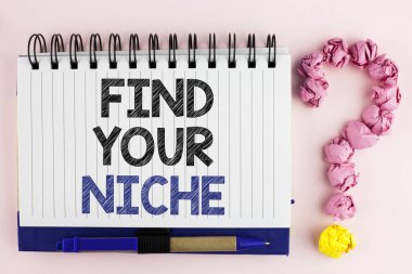 El yazısı metin sizin niş bulmak. Kavram anlam arama alanı seçim karar eğitimin yanında kalem sormak için defter kitap düz arka plan üzerinde yazılı iş için.