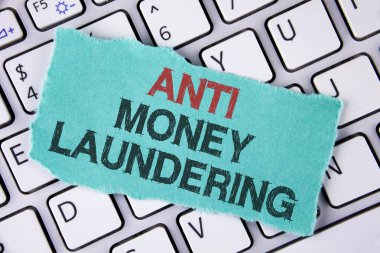 Anti Monay yaptırdığını yazma el yazısı metin. Yapışkan Not kağıt üstünde Laptop yerleştirilen uzak kirli para ve üzerinde yazılı temizlemek için projeler girerek anlam kavramı gözyaşı.