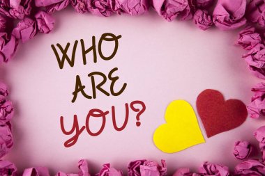Word metin kim sana soru yazma. İş kavramı tanıtmak veya tanımlamak kendiniz söylemek için kişisel hikaye yanındaki pembe kağıt topları kalpleri içinde düz arka plan üzerinde yazılı.