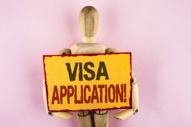 Kavramsal el vize uygulamasını motivasyonel çağırmak gösterilen yazma. Yapışkan Not Kağıt ahşap Robot oyuncak düz arka plan üzerinde yazılı temel bilgilerinizi sağlamak için iş fotoğraf metin sayfası.