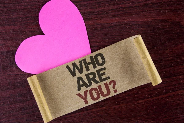 Kim sana soru gösterilen not yazma. Tanıtmak veya tanımlamak kendin söyle senin kişisel hikaye yanındaki ahşap zemin kalp üzerine karton kağıt üzerinde yazılı vitrine iş fotoğraf.